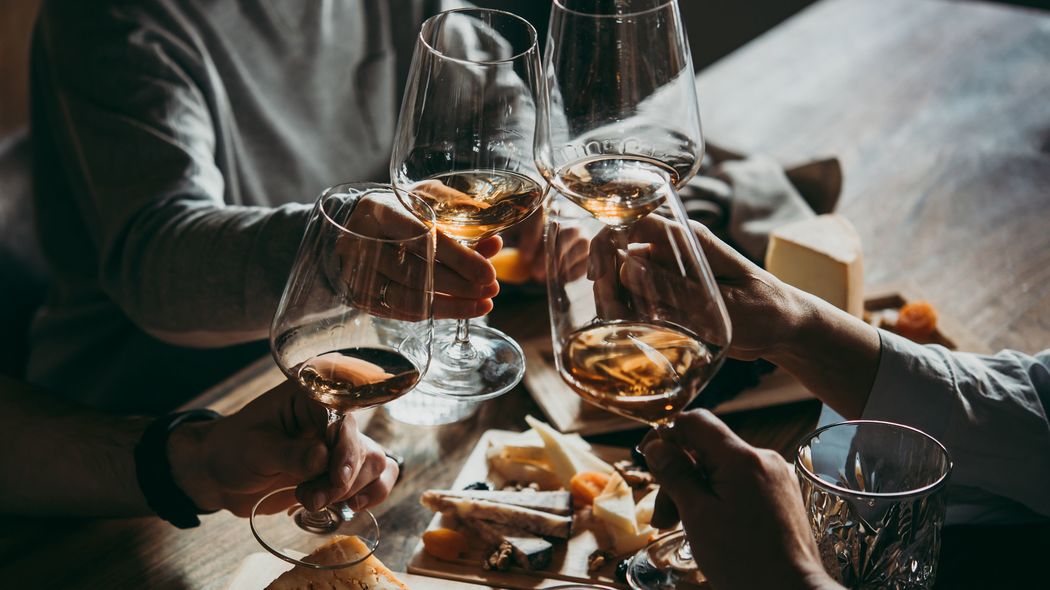 本物の富裕層はレストランで｢一番高いワイン｣を頼まない…｢3000円の安酒｣で同席者全員を笑顔にさせた一言