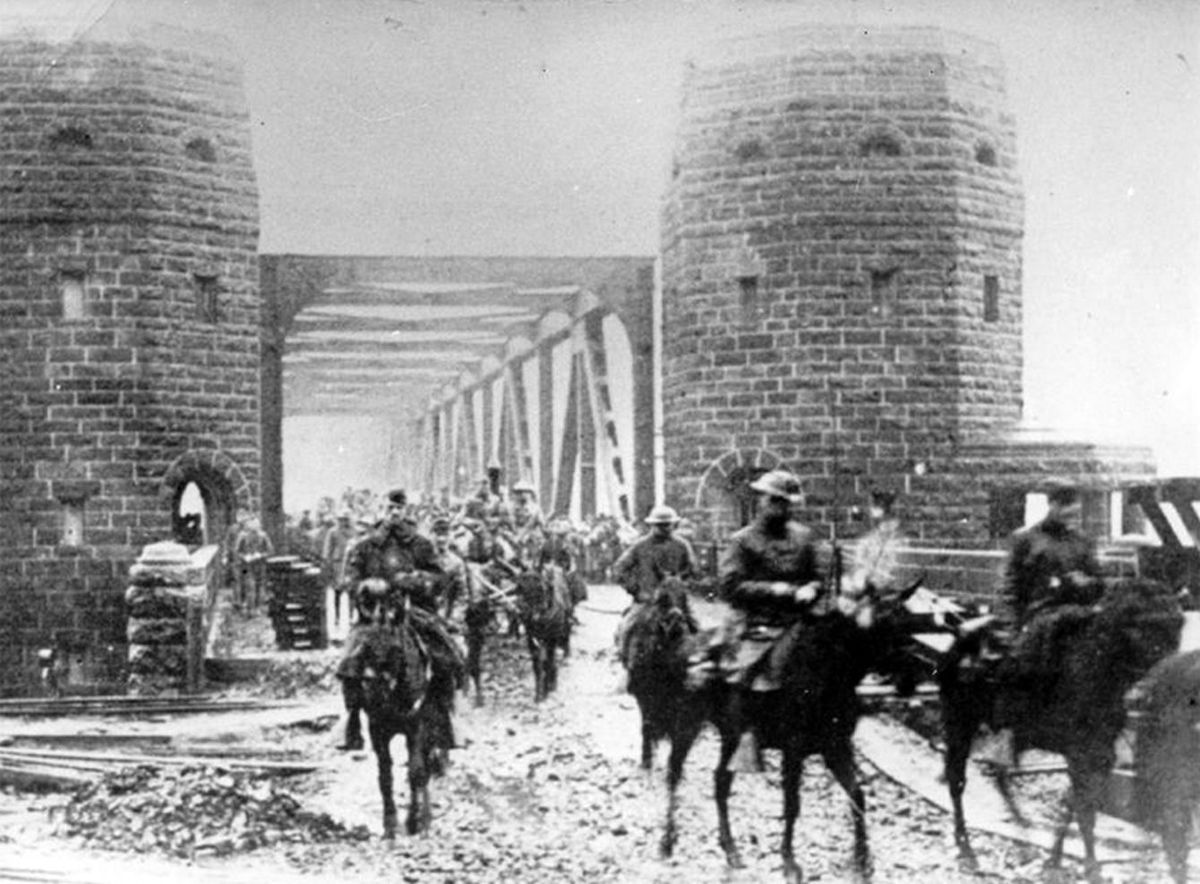 1918年12月13日、ライン川にかかるルーデンドルフ橋を渡るアメリカ軍