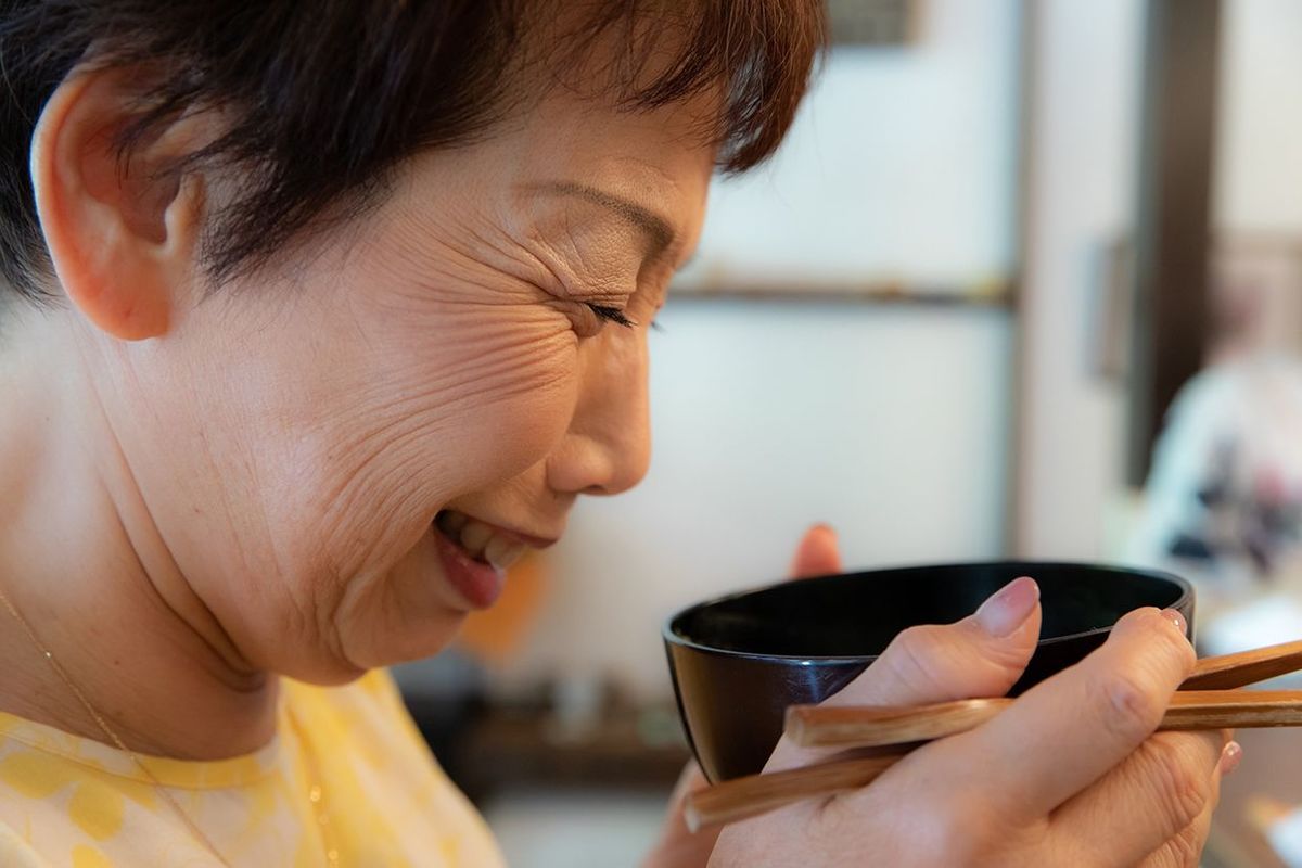 味噌汁を飲む日本人女性