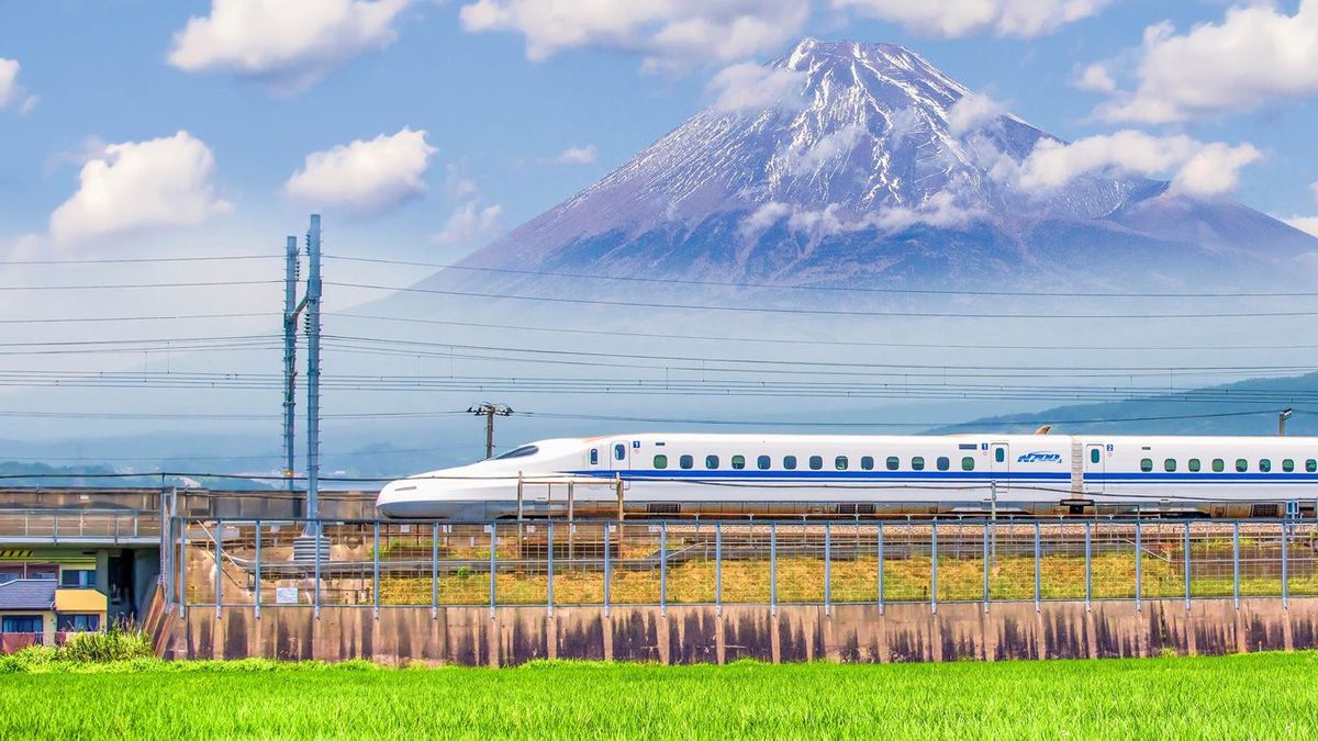 富士山の見える景色を走る新幹線