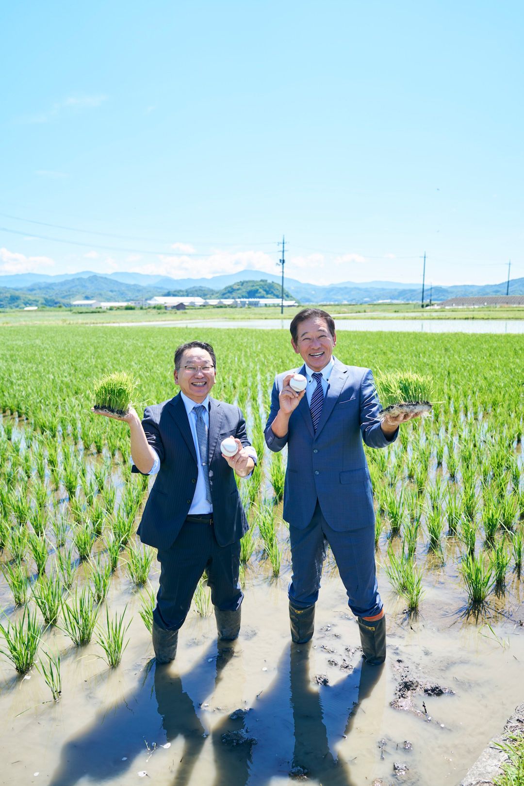 武中篤病院長（左）と川口和久さん（右）