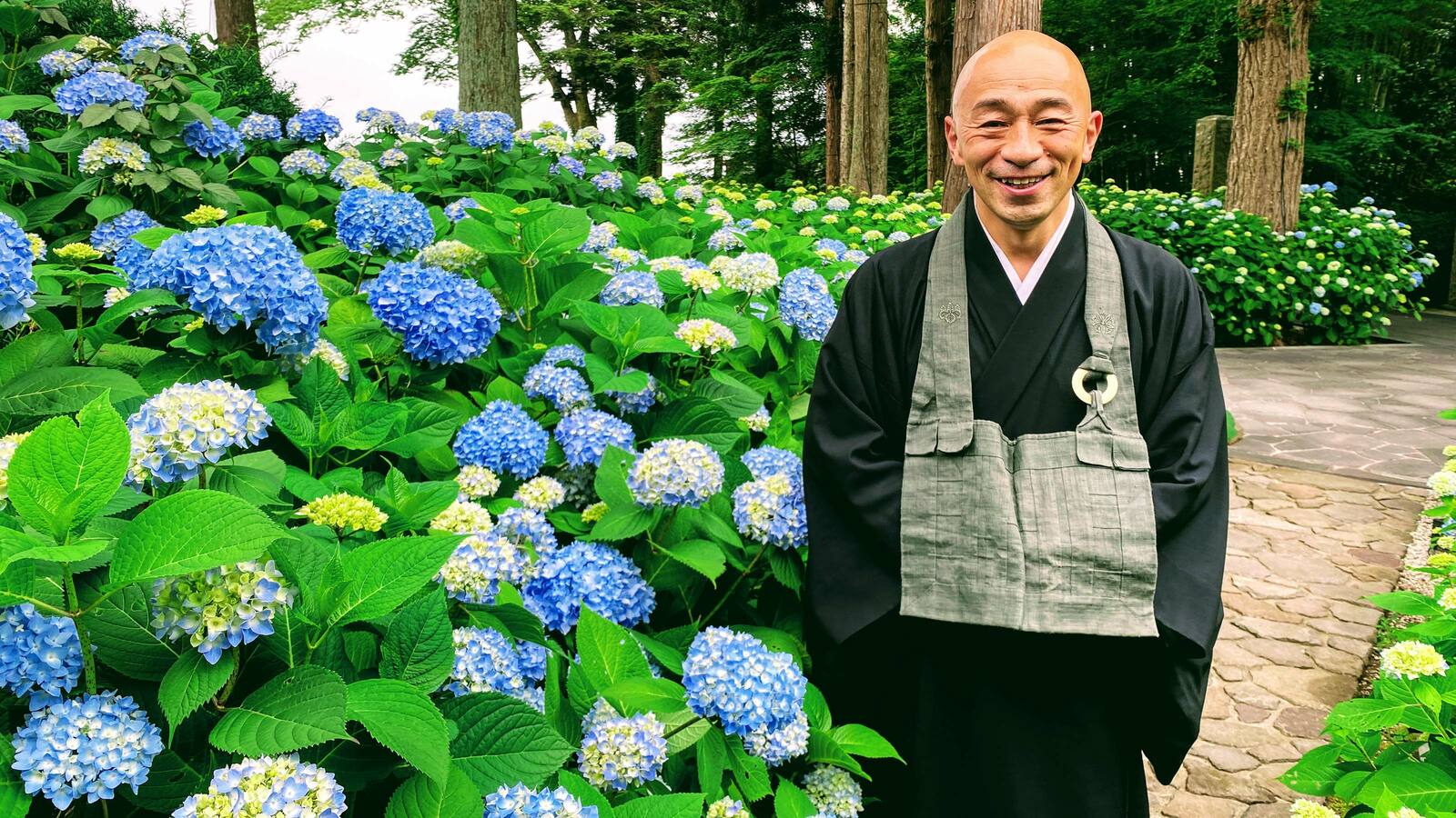 消滅の危機にあった寺が参拝客5万人超の｢死ぬまでに行きたい絶景｣に…52歳副住職が20年地道に続けたこと 今が見頃の"極楽青土"に地域再生の灯火がみえる