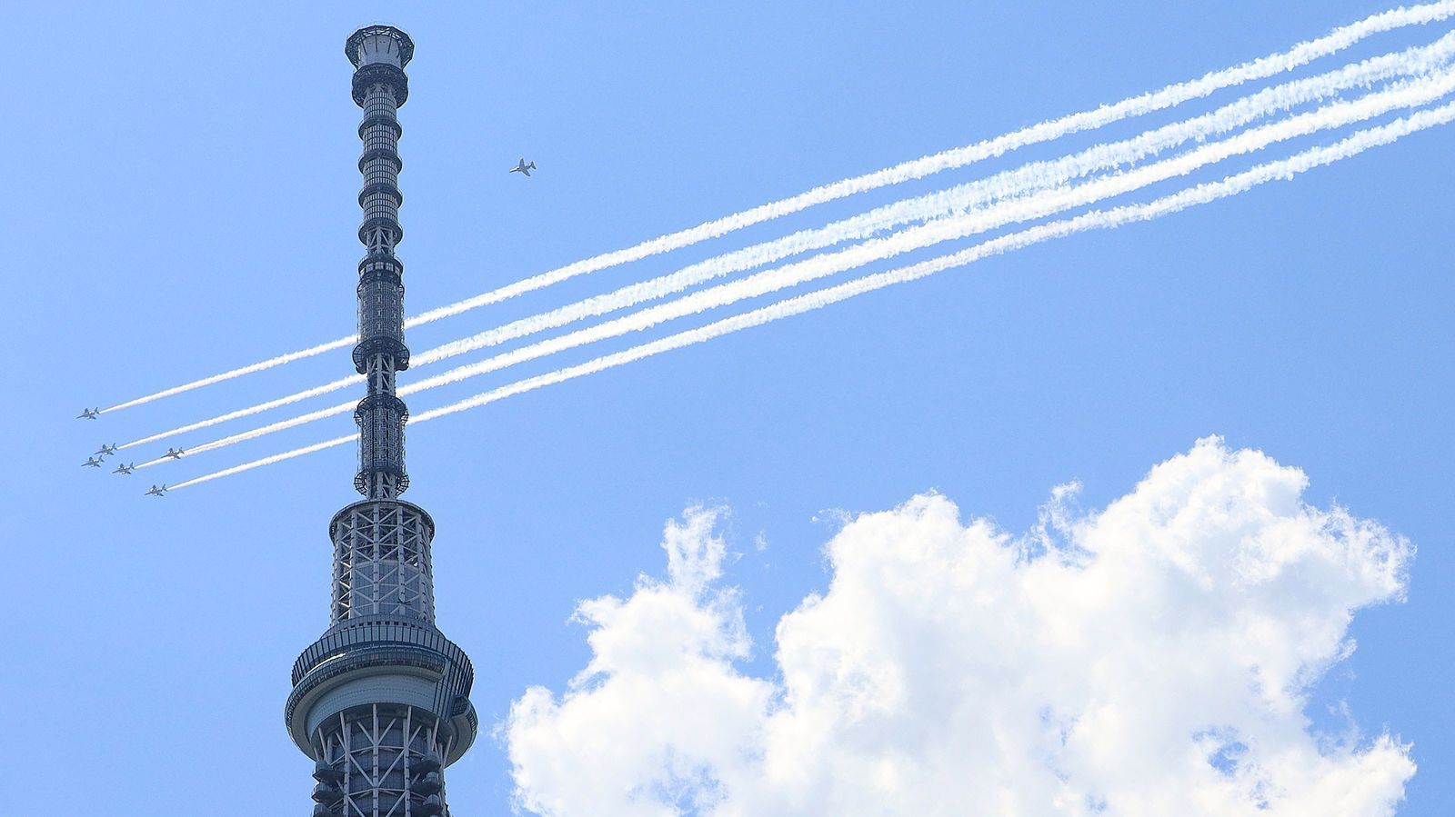 ｢ブルーインパルス飛行｣は､なぜ多くの人の心を奪えなかったのか 航空ショー特有の魅力は乏しかった