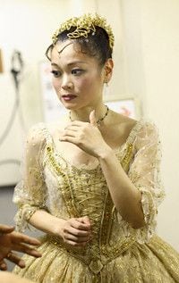 <strong>吉田都</strong>●1965年、東京都生まれ。9歳でクラシックバレエを始める。英国ロイヤルバレエスクール、サドラーズウェルズロイヤルバレエ団（現バーミンガムロイヤルバレエ団）を経て、29歳のとき英国ロイヤルバレエ団のプリンシパルに日本人女性として初めて就任。2006年、熊川哲也氏主宰のKバレエカンパニーに移籍。07年、紫綬褒章および大英帝国勲章を受章。現在はロイヤルバレエ団およびKバレエカンパニーでゲストプリンシパルとして踊っており、ロンドンと日本を行き来している。