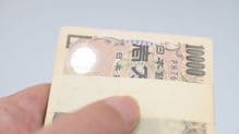 薬の山の中から分厚い
