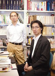 （写真右）角英夫 エグゼクティブ・プロデューサー（1983年入局）。同検証番組の第1～4回を統括。『マネー資本主義』など番組制作は多数。（写真左）内藤誠吾 チーフ・プロデューサー（90年入局）。同番組の第1回「“外交敗戦”孤立への道」を担当した。