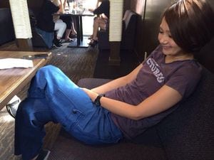 2014年ごろ、アルバイトをしながら大学の通信教育部で学んでいたころの河野さん。着ているものは地味な色味の洋服が多かった