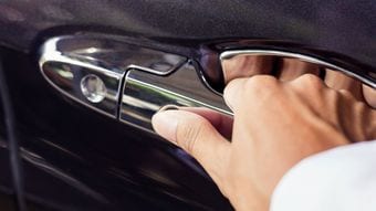 ｢いつの間にか富裕層｣になる人はアルファードに乗らない…資産1億円を超えた"普通の会社員"が選ぶクルマ