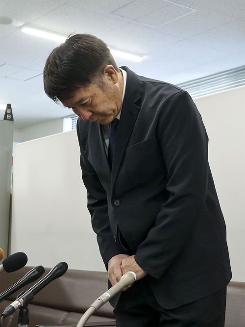記者会見で謝罪する広陵高野球部の中井哲之元監督=2026年8月7日午前、広島市