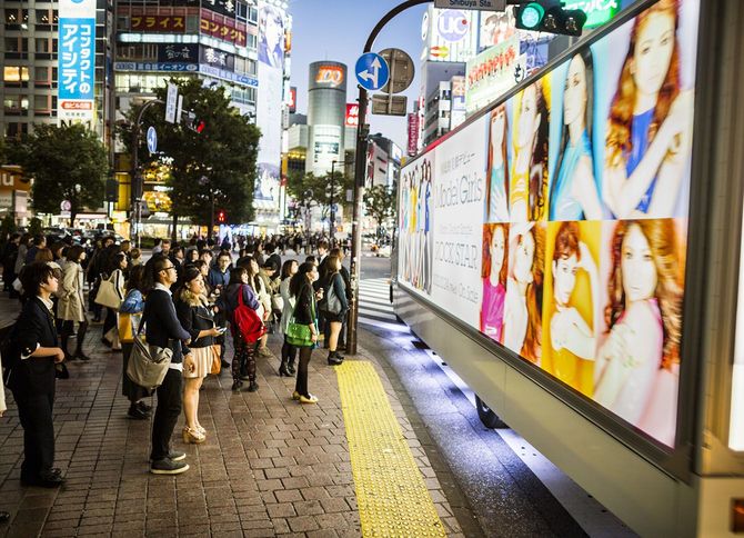 渋谷駅前交差点に侵入する広告トラック