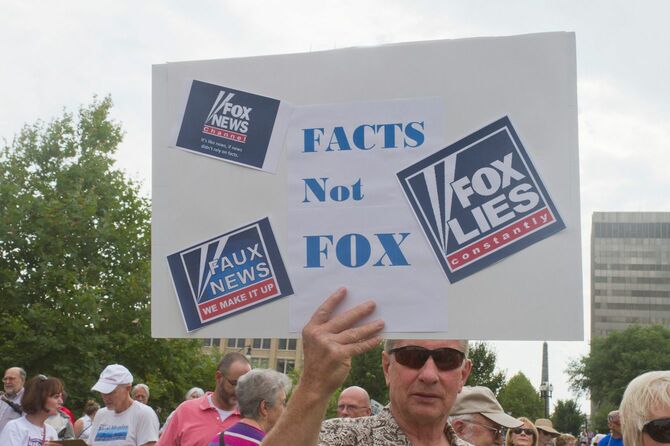 「FOXニュース」は大統領選挙において、繰り返し虚偽の報道や、デマを流したとされる。写真は米国ノースカロライナ州アッシュビル 2014年8月4日の集会の様子。