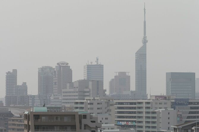 黄砂でかすむ福岡市街。右は福岡タワー＝2021年3月29日
