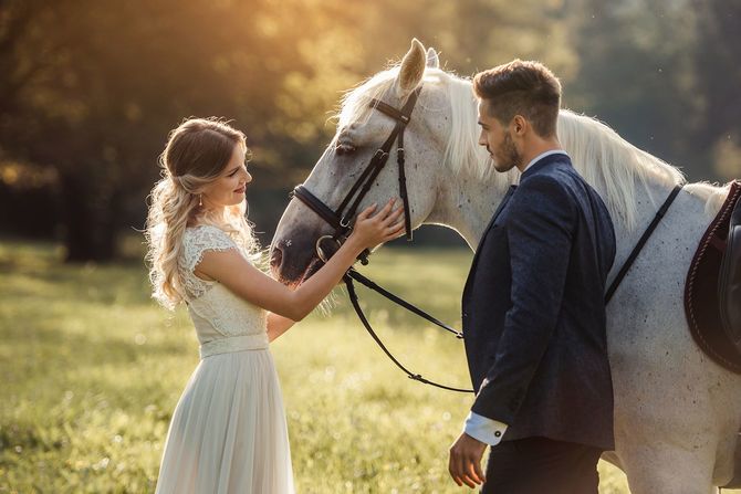 白馬と男女のイメージ