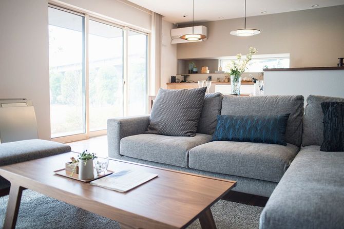 ソファとテーブルが置かれたリビングルーム