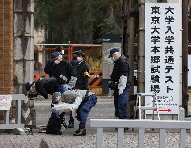 大学入学共通テストを受けに来ていた受験生が切り付けられた現場周辺を調べる捜査関係者=2022年1月15日午前、東京都文京区