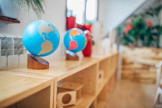 就学前の教室で地球儀のある棚