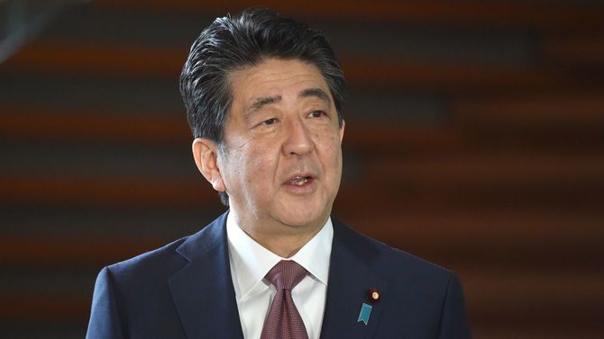 2020年9月16日、メディアに向かって話す首相官邸に到着した安倍晋三首相（当時）