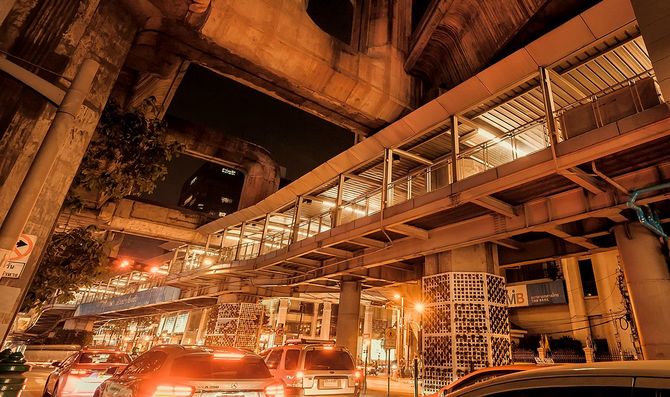 夜間の都市の道路交通と高い橋、都市の構造を過ぎて運転する移動車