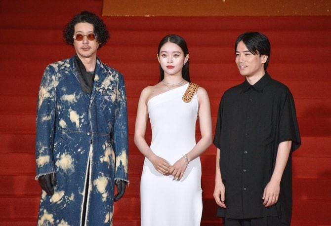 上海国際映画祭の会場で撮影に応じる、映画『夏の砂の上』に出演した（左から）オダギリジョーさんと高石あかりさん、右は玉田真也監督＝2025年6月21日、中国上海市