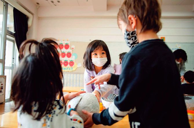 明晴学園の幼稚部で年長の児童が年下の子に教えている様子。(2021年2月、筆者撮影)