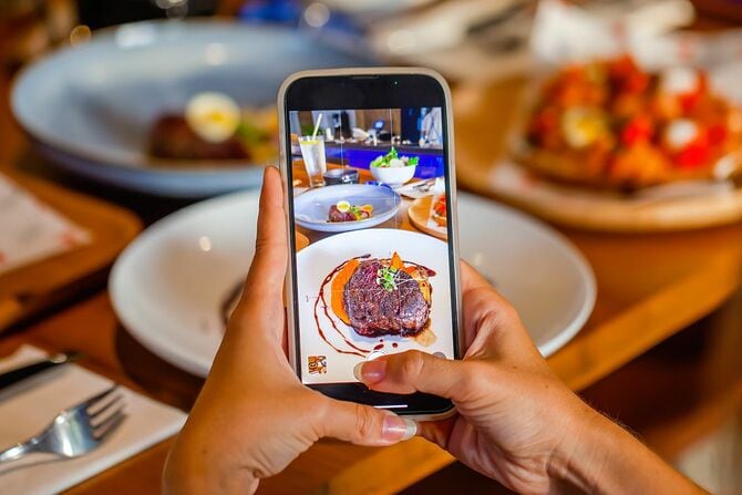 ソーシャルメディア用の写真を撮る人