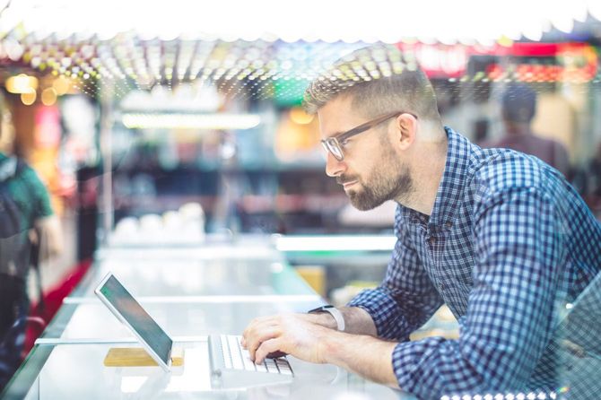 タブレット端末で仕事をする男性