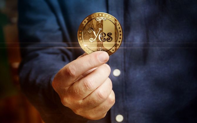 YESと刻印されたコイン