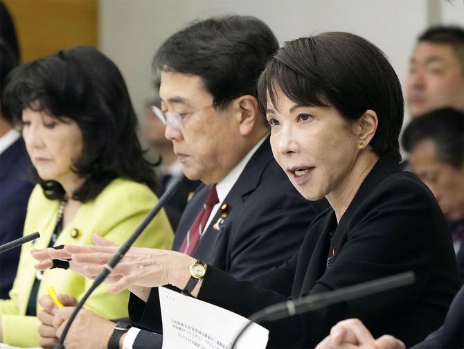 中東情勢悪化への対応を議論する関係閣僚会議で発言する高市首相(右)=2026年4月10日午前、首相官邸