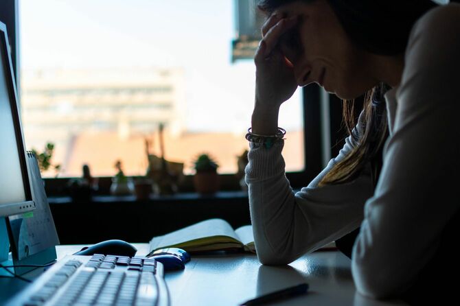 手で顔を覆う女性