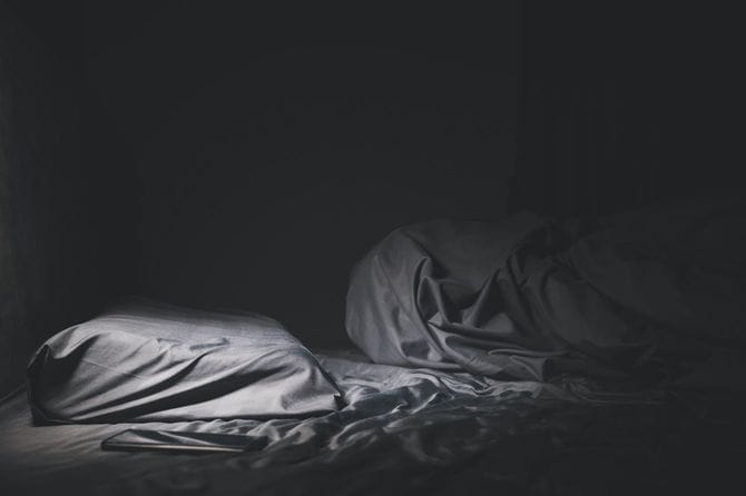 暗い寝室、ベッドに人はいない