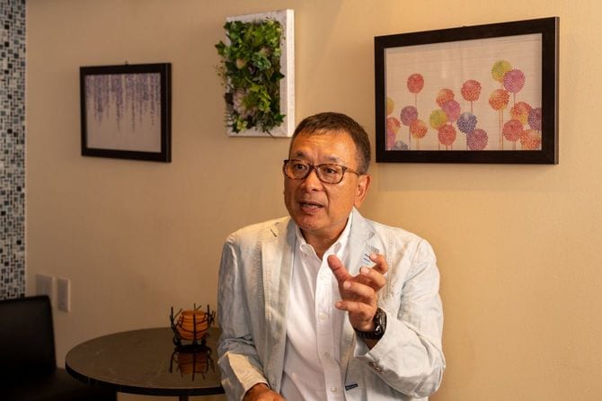 2014年にチェアマンに就任した村井満さん。任期最終年の2021年には毎週1枚の色紙を用意して、朝礼を開いた。色紙に書いた「傾聴力と主張力」の意味とは――。