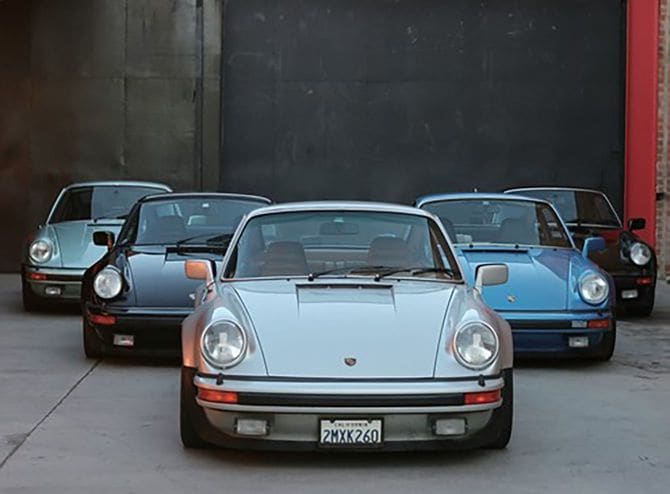 ターボにかける情熱。76年と77年の930ターボ、待機中