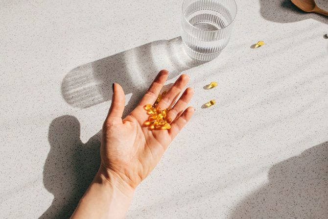 サプリメントを持つ手