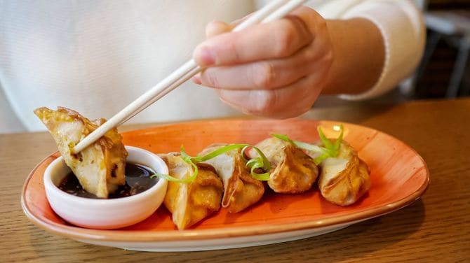 揚げ餃子を食べる人
