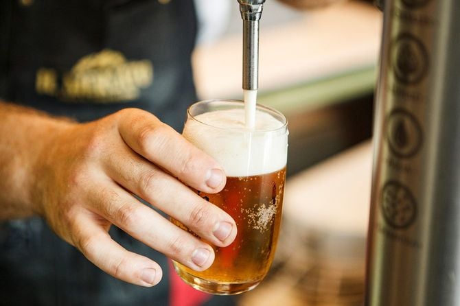 ビールを提供する
