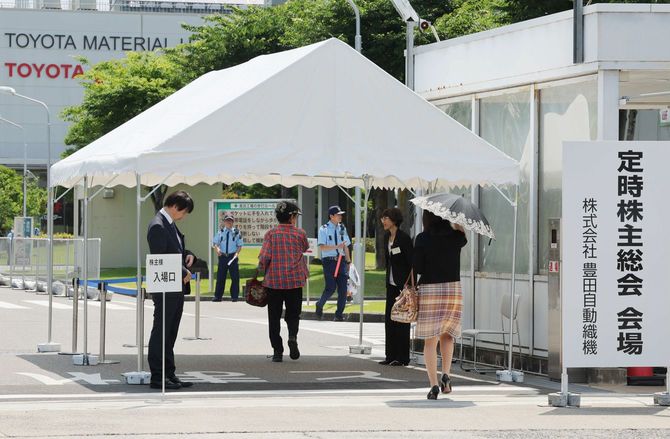 豊田自動織機の定時株主総会に向かう株主ら＝2024年6月11日、愛知県高浜市