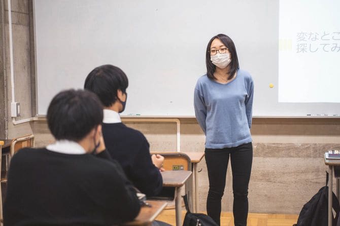 土佐塾中学・高等学校で授業を行う安藤さん。