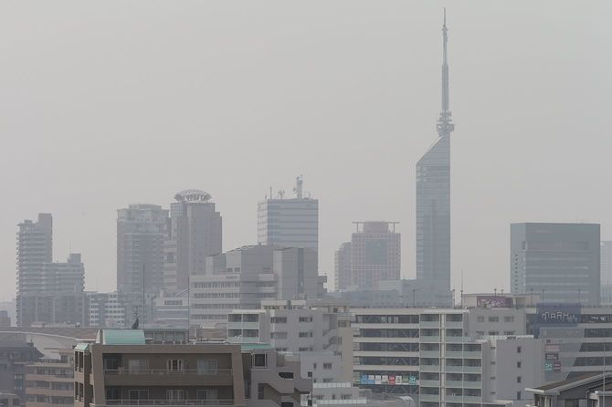 黄砂でかすむ福岡市街。右は福岡タワー=2021年3月29日