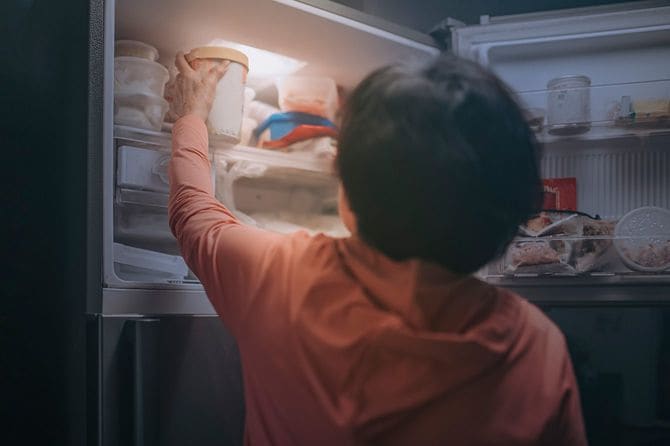 冷蔵庫から物を取り出す人