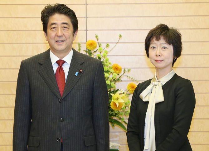 2013年11月29日、安倍晋三首相(左、当時)と首相秘書官に任命された経済産業省商務情報政策局審議官の山田真貴子氏(当時)