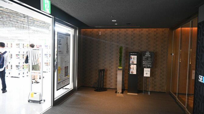 右が西武百貨店、左がヨドバシ。二重扉になっているが、百貨店らしかなぬ喧騒が筒抜け