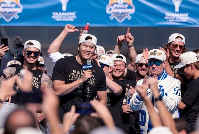 ドジャー・スタジアムでの祝賀イベントでマイクを握る大谷翔平