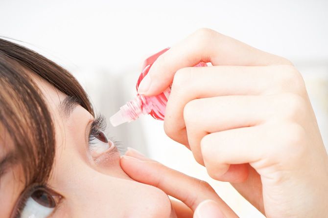 目薬をさす女性