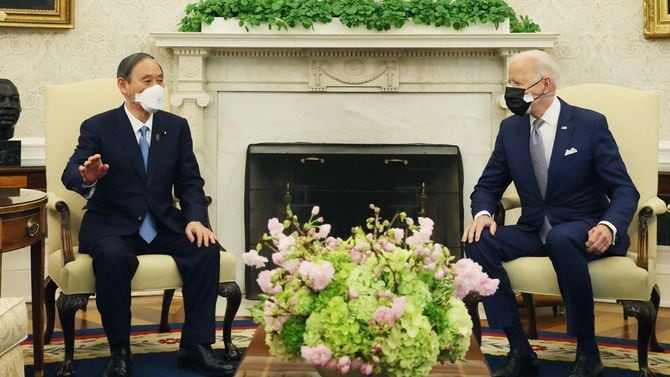 ホワイトハウスでジョー・バイデン米大統領（右）と会談する菅義偉首相＝4月16日、アメリカ・ワシントン［首相官邸のツイッターより］