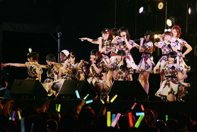 熱唱するAKB48 AKBがお遍路ライブ