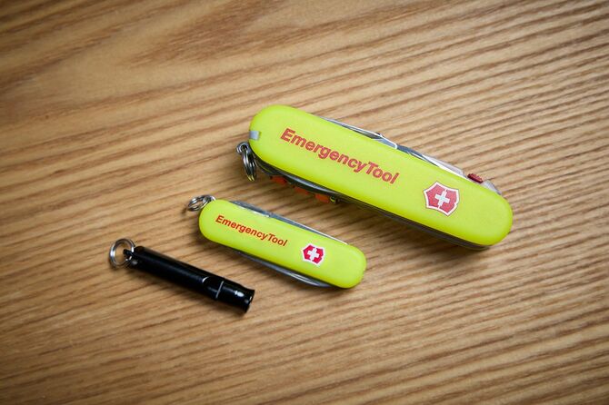 ハントマンライト、小型のシグネチャーライトにもホイッスルが付属。