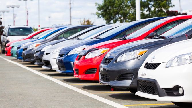 カナダ・ノバスコシア州にあるカーディーラーに並ぶトヨタの新車