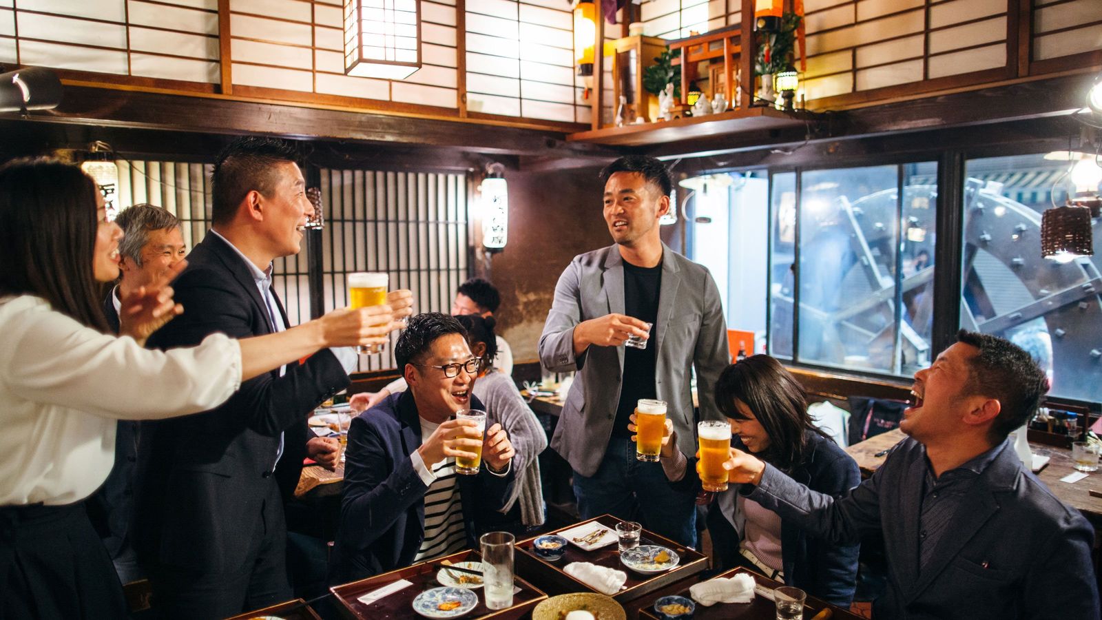 面接の質問｢先輩や後輩から飲みに誘われますか｣の意図 評価される人材は｢幹事役｣ではない