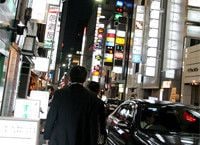 ホームグラウンドの銀座を彷徨する山口さん。かつては年間200万円を投入し、フィリピンパブにはまっていたこともある。現在はいそいそと「主婦合コン」に出かける毎日だ。