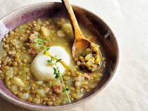 豆だくさんの食べるスープ「レンズ豆のスープ　ポーチドエッグ添え」のレシピ
